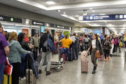 Agencias de viajes de Uruguay suspenden la venta de pasajes de Aerolíneas y recomiendan no comprar tickets