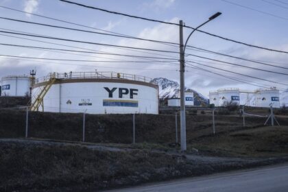 Un fondo buitre insiste con cobrarse un fallo en acciones de YPF y acusa a Argentina por “un cuarto de siglo” de incumplimientos en Nueva York