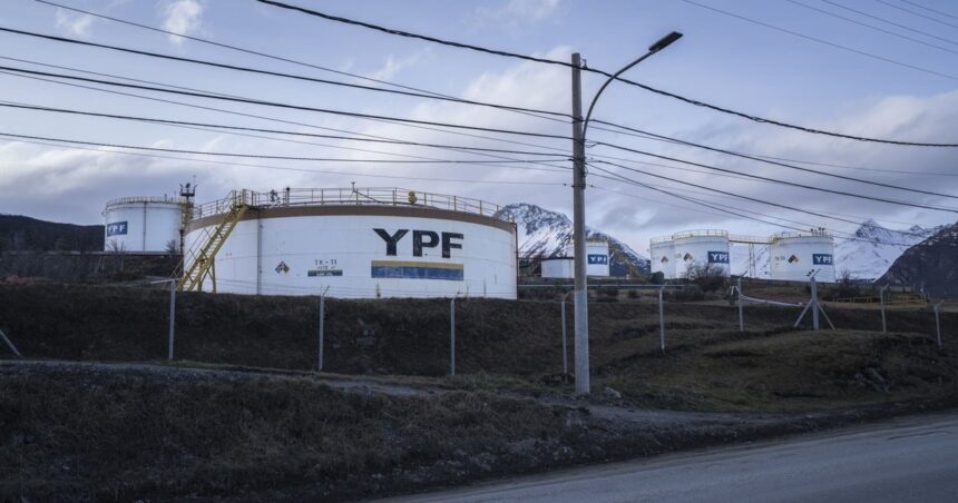 Un fondo buitre insiste con cobrarse un fallo en acciones de YPF y acusa a Argentina por “un cuarto de siglo” de incumplimientos en Nueva York