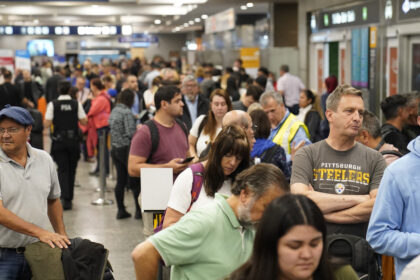 Los controladores aéreos levantaron el paro de este fin de semana pero amenazan con nuevas medidas de fuerza