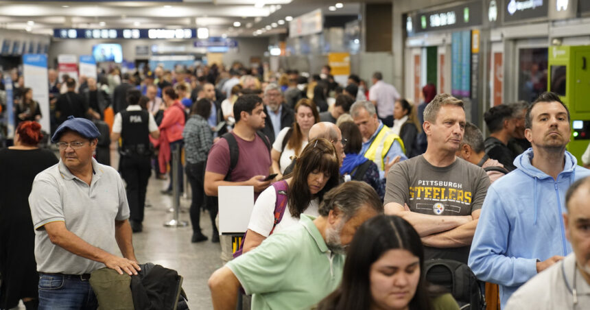 Los controladores aéreos levantaron el paro de este fin de semana pero amenazan con nuevas medidas de fuerza