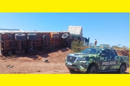 Volcó un camión lleno de tomates que iba camino a La Rioja