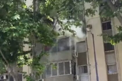 Grave incendio en un edificio de Flores: hay 2 muertos y 23 personas asistidas