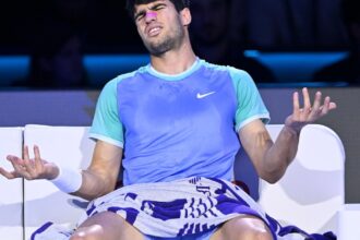 Carlos Alcaraz, afuera de las semifinales del ATP Finals en Turín: Zverev fue implacable y dejó frustrado al español, que rompió una raqueta