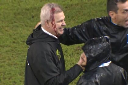 A Javier Aguirre, el DT de la selección de México, le tiraron una lata de cerveza y le abrieron la cabeza en la derrota ante Honduras