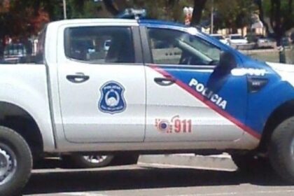 Robaron tres mochilas y un casco de un vehículo estacionado en barrio Cooperativa Canal 9