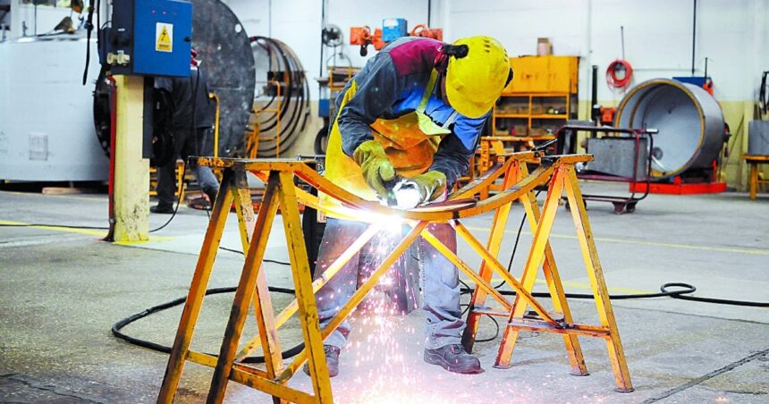 Las industrias pymes crecieron 4% en octubre y reclaman bajas de impuestos para apuntalar la recuperación