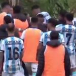 Escándalo en el Ascenso: los jugadores de Argentino de Merlo le pegaron a un juez de línea