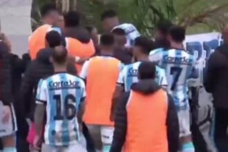 Escándalo en el Ascenso: los jugadores de Argentino de Merlo le pegaron a un juez de línea