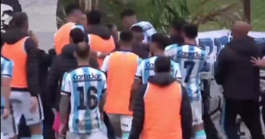 Escándalo en el Ascenso: los jugadores de Argentino de Merlo le pegaron a un juez de línea