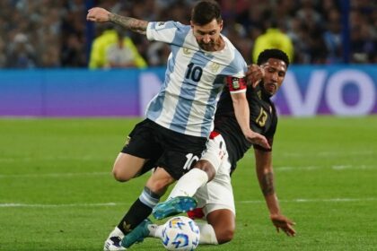 Messi, enchufado, cerró el año con la Selección Argentina: final feliz, un nuevo “bobo” y, cuándo no, otro récord