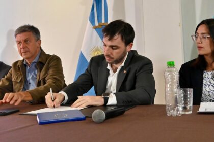 Motosierra en Chubut: eliminan 168 cargos políticos y anulan 250 contratos de empleados que no viven en la provincia