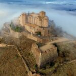 La fortaleza con torres, fosos y murallas donde funciona uno de los hoteles más impresionantes de Cataluña y el misterio de la habitación 712