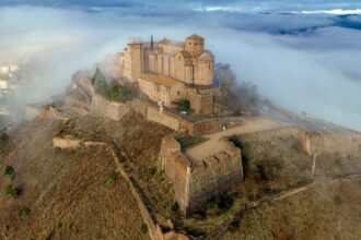 La fortaleza con torres, fosos y murallas donde funciona uno de los hoteles más impresionantes de Cataluña y el misterio de la habitación 712