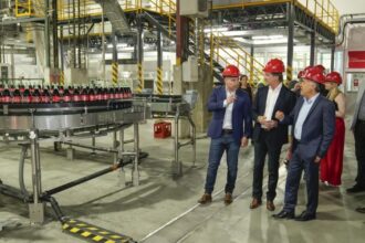 Con una inversión de 40 millones de dólares, Coca Cola Andina reabrió una fábrica embotelladora cerrada hace 20 años en Mendoza