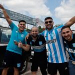 “La caravana de la fe” de los hinchas de Racing ya está en Asunción: el ómnibus llegó a la terminal y se acerca a la final