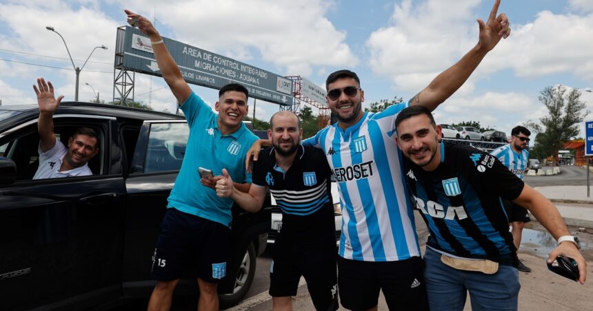 “La caravana de la fe” de los hinchas de Racing ya está en Asunción: el ómnibus llegó a la terminal y se acerca a la final