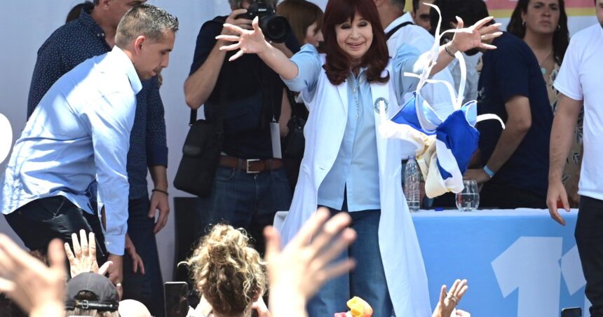 Denuncian a Cristina Kirchner por el adicional que cobraba por radicar su jubilación en Río Gallegos: piden que se recupere el dinero