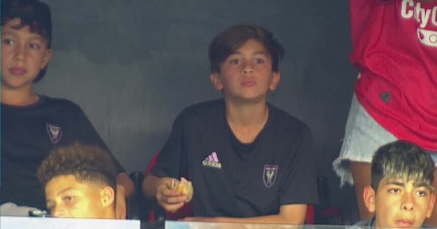 Thiago Messi, empanada, amigos y fútbol en el Coloso para ver el triunfo de Newell’s ante Independiente, sin papá Lionel