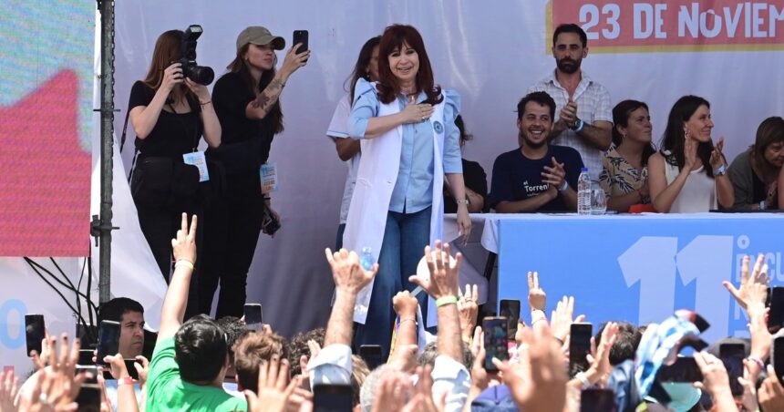 Desvelada por su condena, Cristina embiste para negociar impunidad y siembra dudas sobre el gobierno