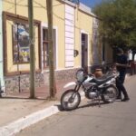 Vinchina: un hombre se mareo mientras conducía su motocicleta y cayó pesadamente al asfalto