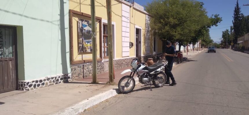 Vinchina: un hombre se mareo mientras conducía su motocicleta y cayó pesadamente al asfalto