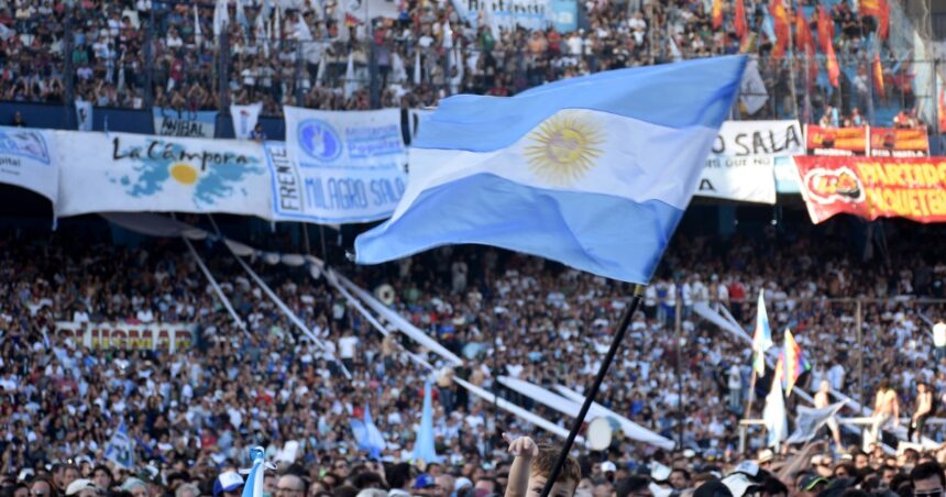 Un dirigente camporista se mete en la campaña presidencial de Racing y juega con el oficialismo en el club