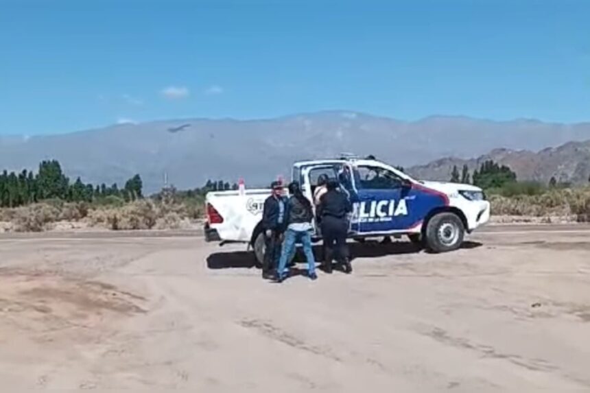 Detuvieron una asambleísta en Villa Castelli: “Solo desplegó la bandera en forma pacífica cuando estaba llegando Quintela. La rodearon policías y la llevaron detenida sin ningún motivo”