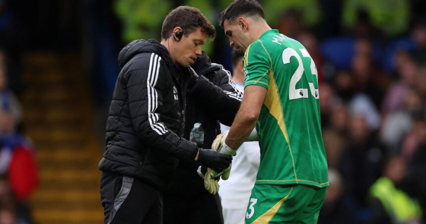 Qué tiene Dibu Martínez luego de haber pedido el cambio por lesión en la caída de Aston Villa vs. Chelsea