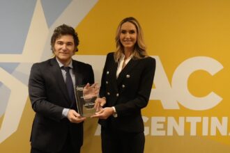 Javier Milei se mostró con Lara Trump y los oradores de la conferencia conservadora que cerrará este miércoles