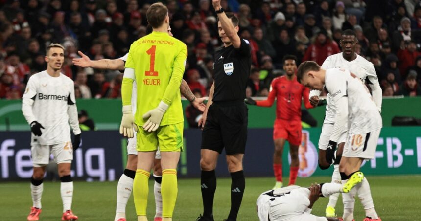 Manuel Neuer sufrió la primera expulsión de su carrera por una jugada similar a la de Higuaín en el Mundial 2014: Bayern Munich, afuera de la Copa de Alemania