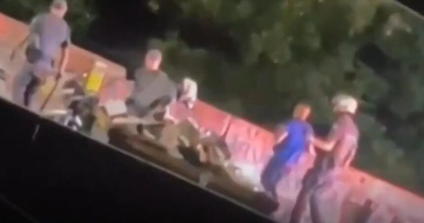 Indignación en Brasil por el video de un policía militar que tiró a un hombre al río desde arriba de un puente