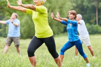 Cómo iniciarse en el Tai Chi, la práctica que ejercita mente y cuerpo, y que mejora la movilidad y el equilibrio