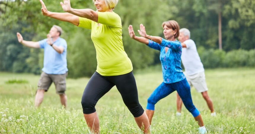 Cómo iniciarse en el Tai Chi, la práctica que ejercita mente y cuerpo, y que mejora la movilidad y el equilibrio