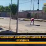 Comerciante reparó pérdida de agua y baches en su cuadra