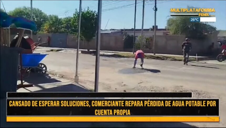 Comerciante reparó pérdida de agua y baches en su cuadra