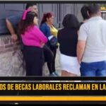 Beneficiarios de becas laborales reclaman pago en la Residencia del gobernador