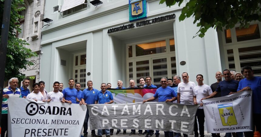 Aplausazo frente a la AFA: en el peor momento del arbitraje, una protesta trajo mayor confusión