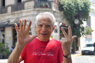 Las ocho décadas del saxofonista Bernardo Baraj: tocó con Sandro, Spinetta y Favio, fundó Alma y Vida, hizo jazz y ahora canta tangos