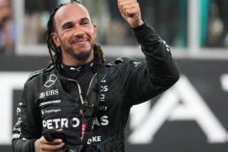 La emotiva despedida de Lewis Hamilton de Mercedes: arrodillado frente al auto y la reacción de Colapinto a su espectacular maniobra en la última vuelta