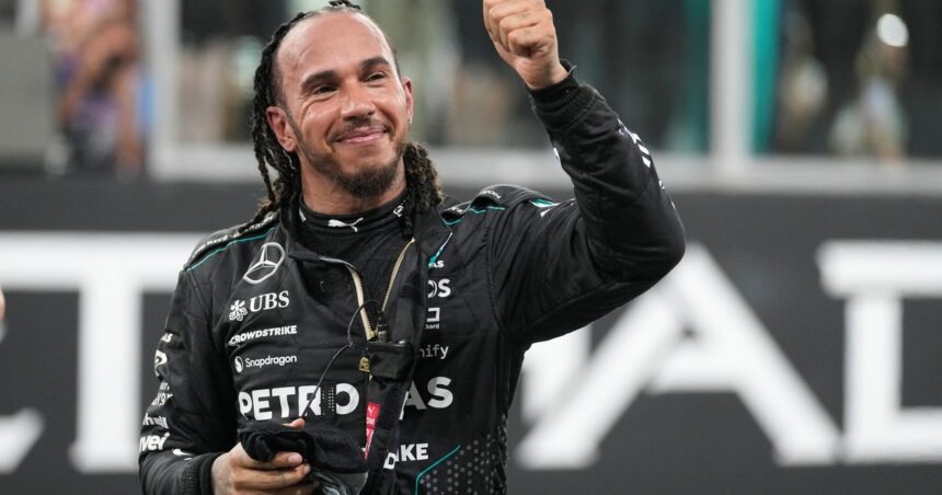 La emotiva despedida de Lewis Hamilton de Mercedes: arrodillado frente al auto y la reacción de Colapinto a su espectacular maniobra en la última vuelta