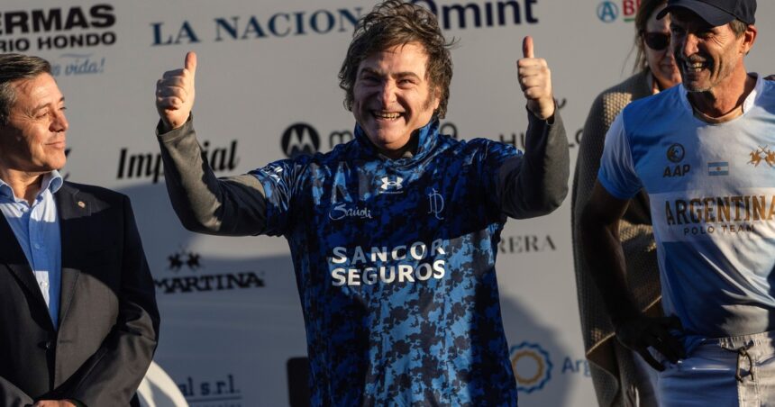 Javier Milei fue ovacionado en la final del Abierto Argentino de Polo: se llevó la camiseta que usó Adolfo Cambiaso y le entregó el trofeo a La Natividad