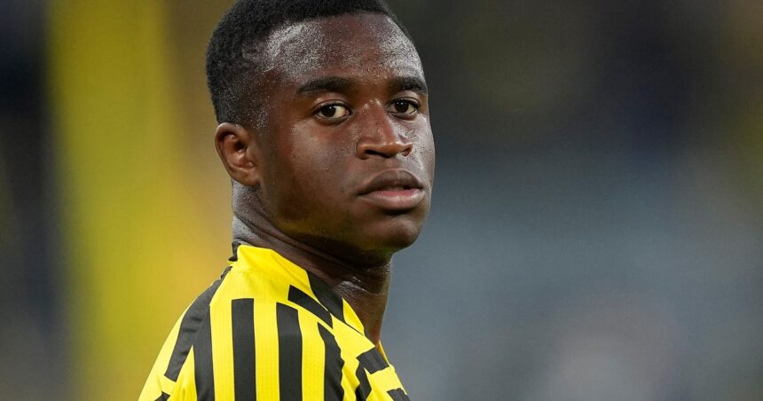 Escándalo con Youssoufa Moukoko: el padre de la promesa del Borussia Dortmund y la selección de Alemania asegura que mintieron con su edad