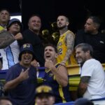 Darío Benedetto reapareció en La Bombonera y se sumó al paravalancha  ‘La 12’ para festejar los 70 años de la barra brava de Boca