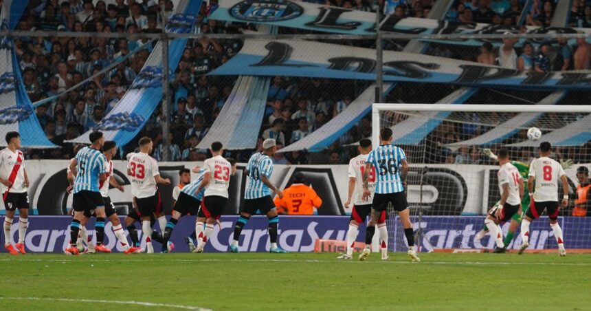 Racing cerró su 2024 soñado con triunfo ante River, que debe esperar para asegurar la fase de grupos de la Copa Libertadores