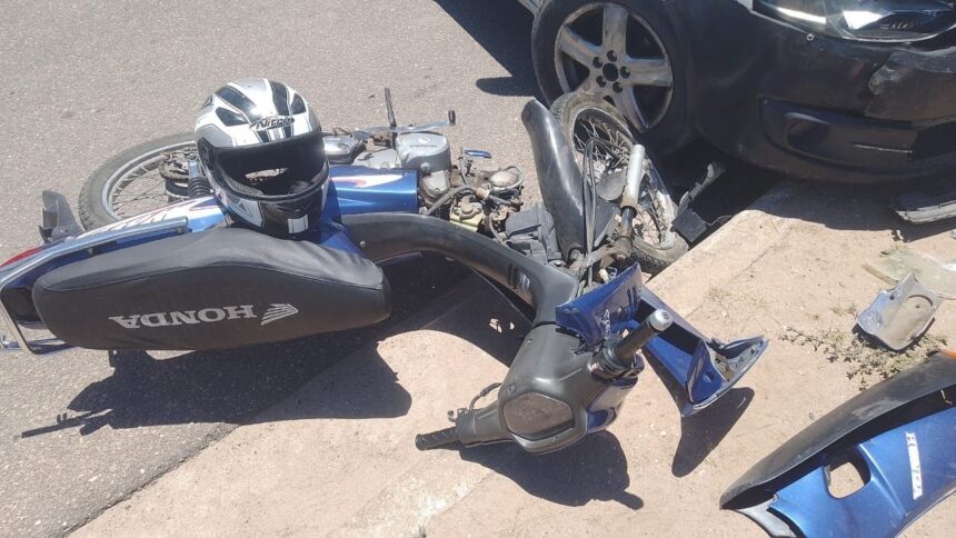 Choque entre una moto y un auto en el cruce de Flor del Aire y Capricornio