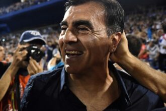 Gustavo Quinteros, el ‘profesor’ silencioso que enderezó un barco que se hundía, festejó a lo grande con Vélez y se metió en el Top 5 de técnicos más ganadores