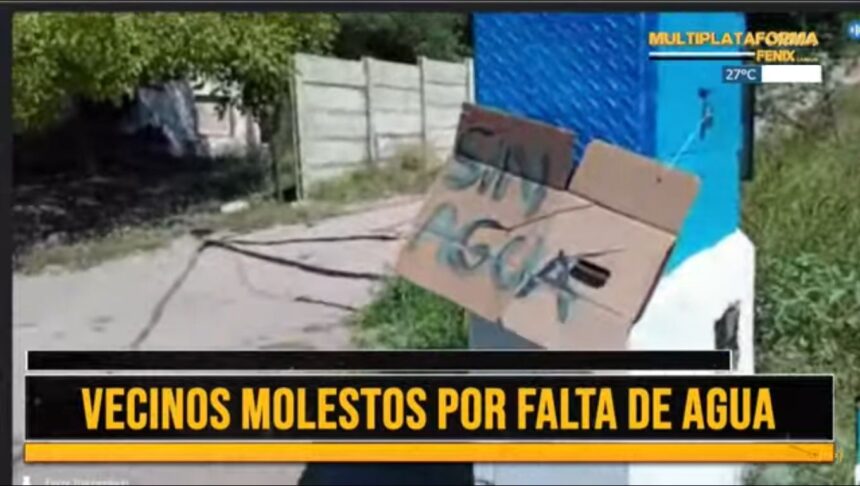 Vecinos molestos por falta de agua colocan carteles por avenida Ramírez de Velazco