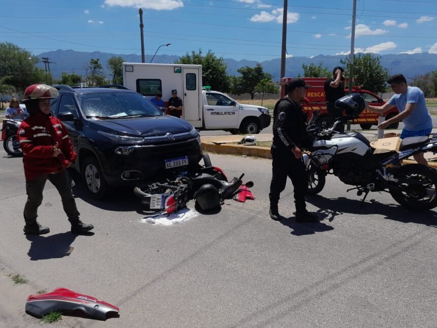 Choque entre una moto y un auto por Avenida 2 de Abril y Granados