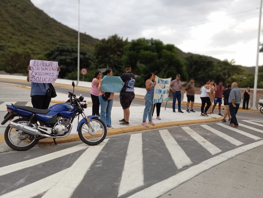 Vecinos realizan un nuevo corte de ruta en reclamo por falta de agua: “¡Que el señor Gobernador deje de vender el agua que es nuestra!”